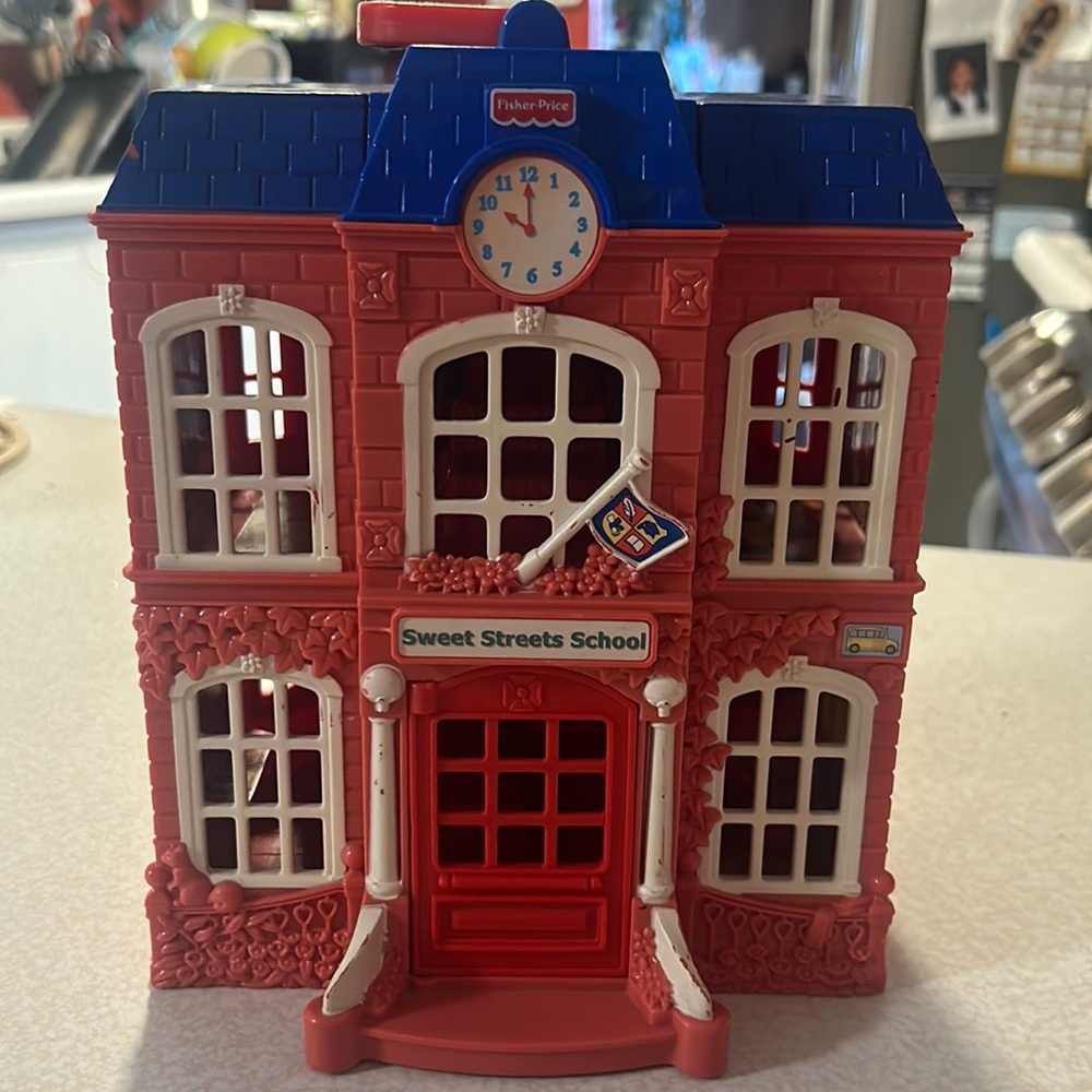 VINTAGE Fisher Price Sweet Streets Loving Family School Doll House 2002